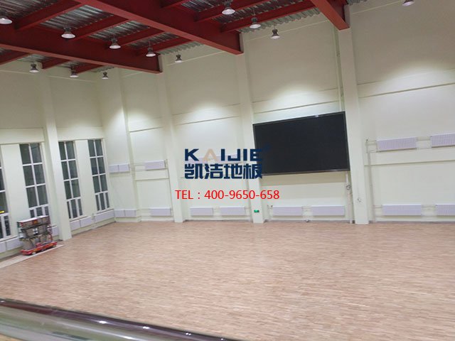 體育館專用楓木木地板原來(lái)還有這寫些優(yōu)勢(shì)——?jiǎng)P潔地板