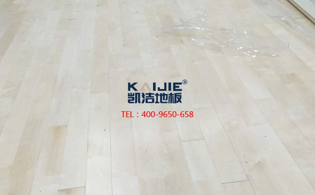 專業(yè)體育館木地板涮漆，得知道這些——?jiǎng)P潔地板