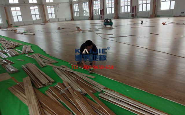 專業(yè)廠家體育木地板的上層面板安裝過程——?jiǎng)P潔地板