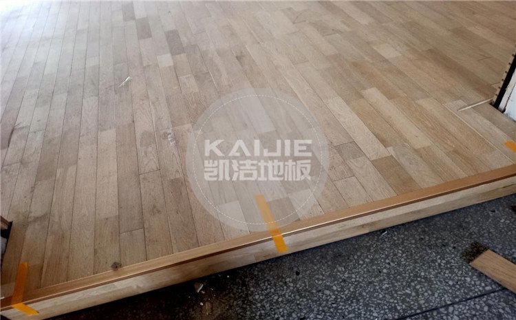 山西運(yùn)城財(cái)經(jīng)學(xué)校羽毛球館木地板案例-凱潔體育地板